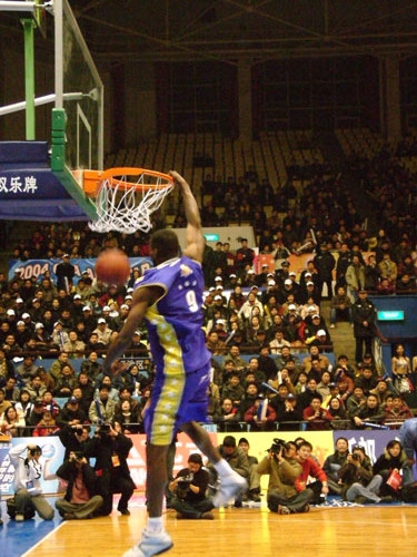 哈登快船生涯助攻来到1466次，升至队史第六位（哈登快船生涯助攻累计1466次，排名队史第六）