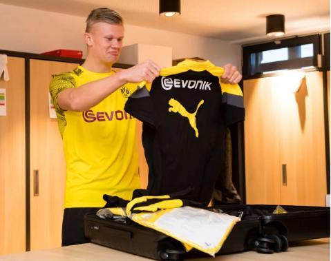 赫内斯：拜仁再次成为一座堡垒；孔帕尼像老母鸡一样保护球员（赫内斯称拜仁重回堡垒之势，孔帕尼如母鸡护仔般庇护球员）