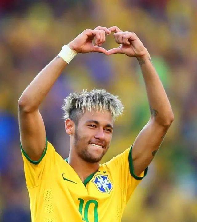 如何看待诺伊尔低级失误？孔帕尼：我会指责我的头号门将吗？（诺伊尔低级失误如何解读？孔帕尼反问：我要责怪我的头号门将吗？）