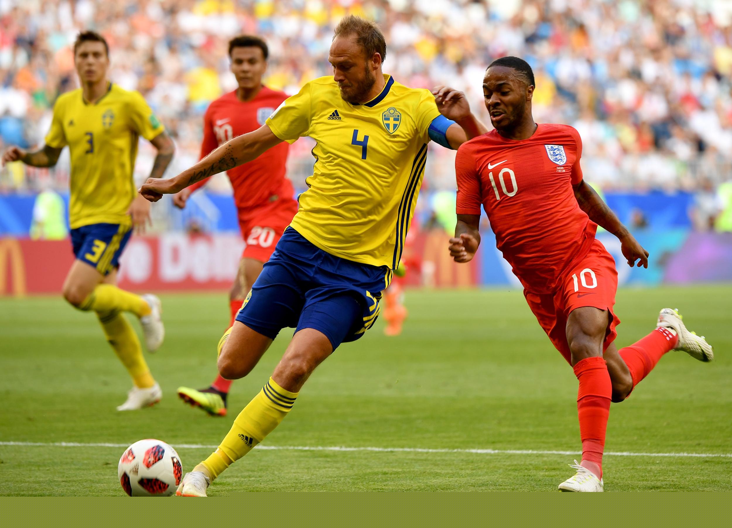 西甲半场：莫雷诺、科斯塔破门，比利亚雷亚尔1-1马略卡（西甲半场：莫雷诺、科斯塔先后破门，比利亚雷亚尔1-1暂平马略卡）