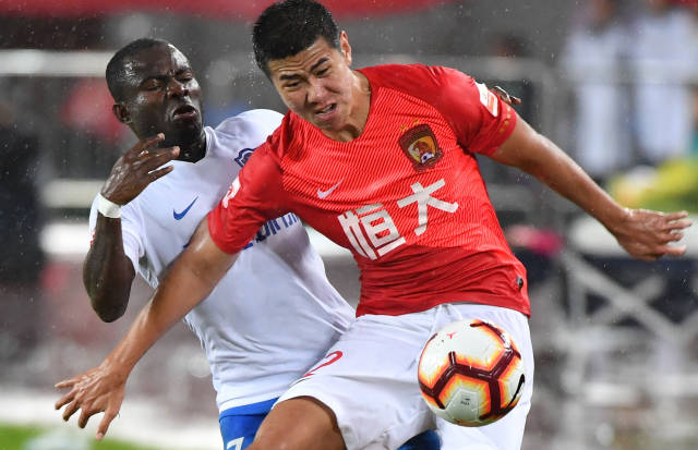 雪花飘飘北风萧萧，记者：世界杯抽签仪式场外下着大雪（大雪纷飞北风呼啸，世界杯抽签仪式场外寒风凛冽）