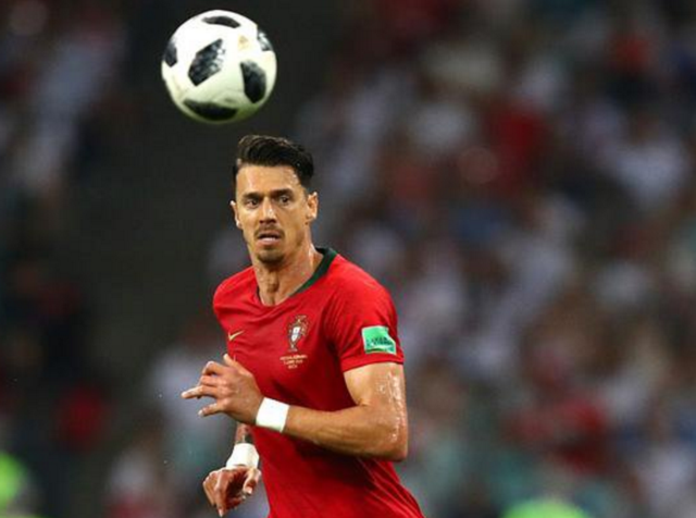 为国征战，感谢有你！国足官方为刚刚退役的尹鸿博送上祝福（尹鸿博正式退役，国足官方致以谢意与祝福）